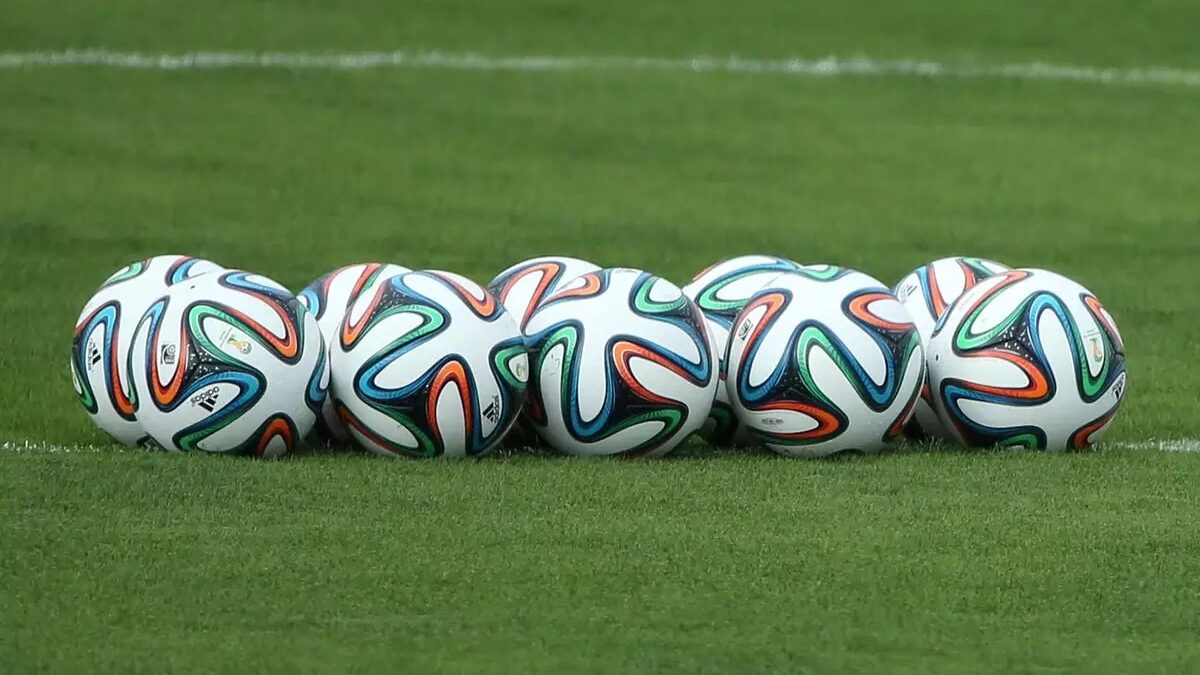 Bolas espalhadas pelo gramado