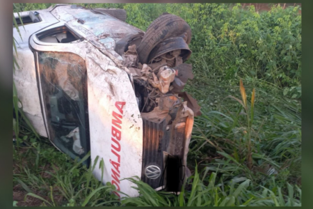 Ambulância que transportava grávida se envolve em acidente em Uruaçu (Foto: Divulgação/PRF)