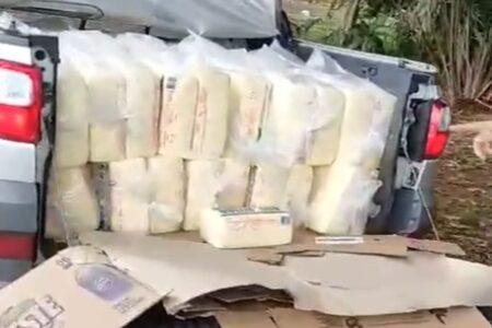 Imagem mostra carga de queijo irregular sendo transportada em carroceria de veículo em Jaraguá.