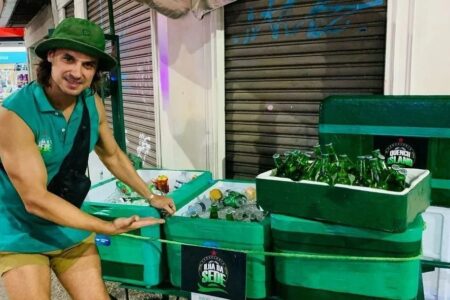 Ex-galã da Malhação, Daniel Erthal, vende cerveja nas ruas do Rio de Janeiro