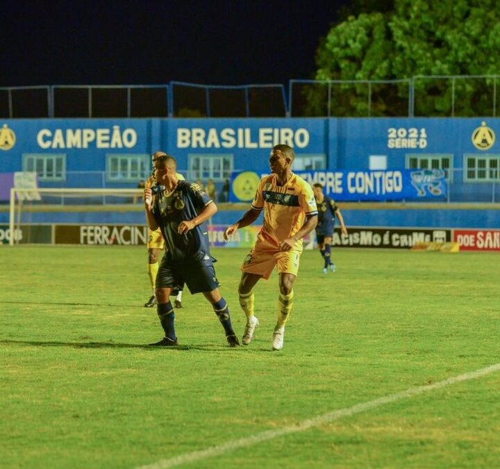 Iporá em ação diante da Aparecidense