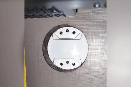 Turistas encontram câmera escondida em quarto de resort em Pernambuco Câmera focava exatamente em frente a cama de casal