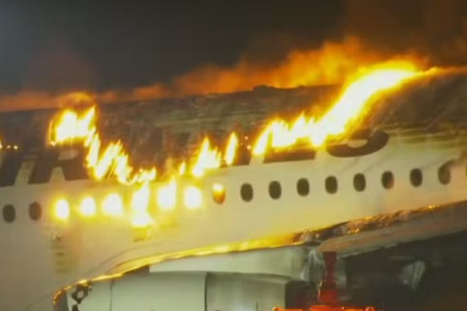 Cinco pessoas morreram Vídeos mostram passageiros dentro de avião que bateu em outra aeronave no aeroporto em Tóquio
