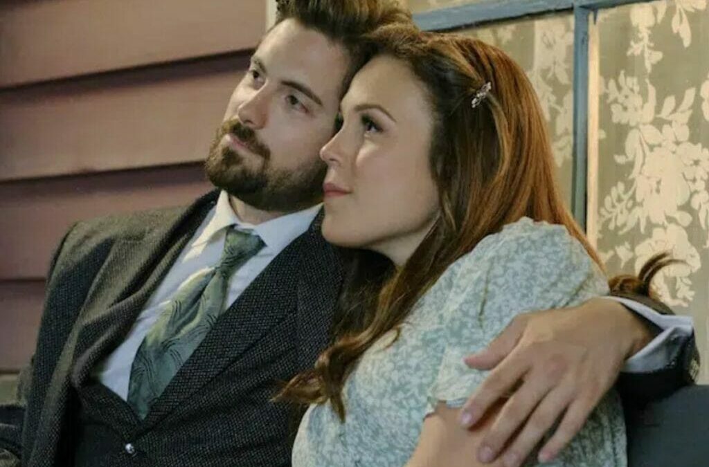 Chris McNally abraça Erin Krakow na 9ª temporada de Quando Chama o Coração