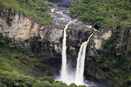 Piloto de paramotor mostra Goiás visto do alto e impressiona com imagens vídeo Registros feitos por Lázaro Paixão destacam cachoeiras