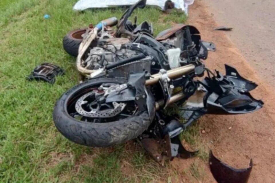 Imagem mostra estado de destruição da moto moto de motociclista que morreu após bater contra caminhão.