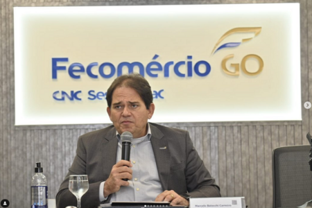 Presidente da Fecomércio, Marcelo Baiocchi fala ao microfone durante evento (Foto: divulgação)