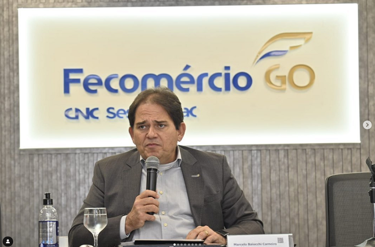 Presidente da Fecomércio, Marcelo Baiocchi fala ao microfone durante evento (Foto: divulgação)