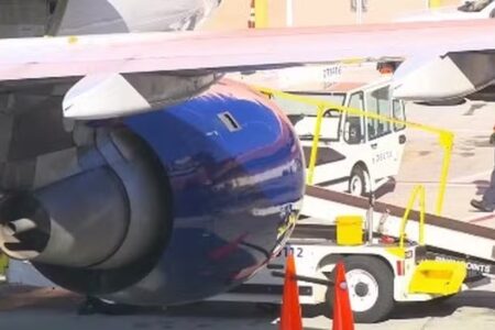 Vídeo mostra homem que morreu após ser sugado por motor de avião Kyler Efinger tentou acenar para o piloto na tentativa de parar a aeronave