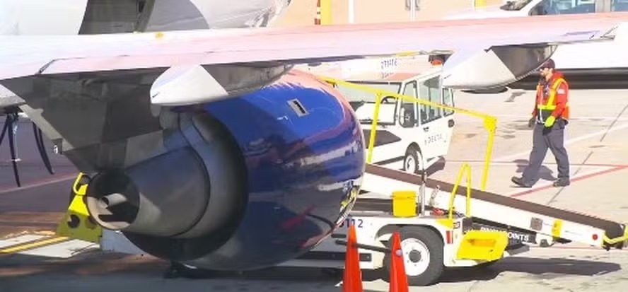 Vídeo mostra homem que morreu após ser sugado por motor de avião Kyler Efinger tentou acenar para o piloto na tentativa de parar a aeronave
