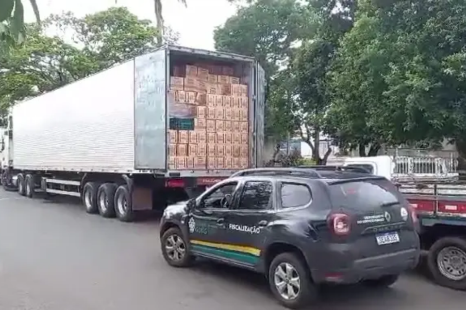 Caminhão com carga irregular de bebidas é apreendido em Jaraguá (Foto: Divulgação/PRF)
