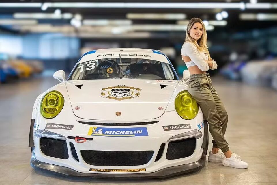 Leticia Bufoni ao lado do carro que irá competir na Porsche Cup