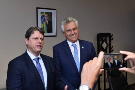 Partidos dos pré-candidatos à presidência Caiado e Tarcísio de Freitas discutem federação