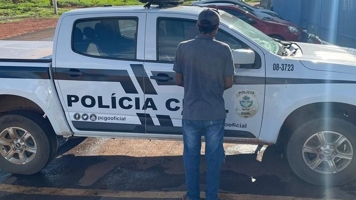 Imagem mostra suspeito de furtar casa de vereadora de Formosa em pé, virado de costas, na frente de uma viatura.