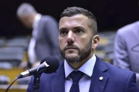 Político e pré-candidato à prefeitura de Niterói, parlamentar classifica ação como 'medida autoritária'