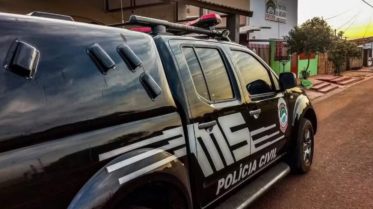 Mulher é presa por deixar a filha de dois meses morrer de fome Desidratação e desnutrição foram apontados como causas da morte do bebê