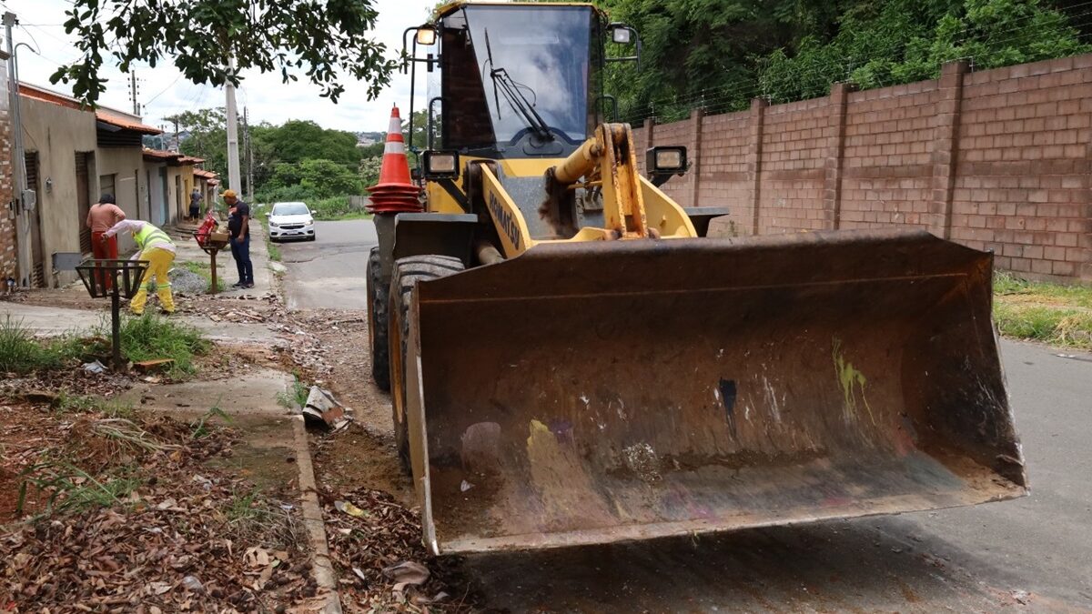 Surto de escorpiões - Trator utilizado na remoção de entulhos e caça a escorpiões em Aparecida de Goiânia (Foto: divulgação)