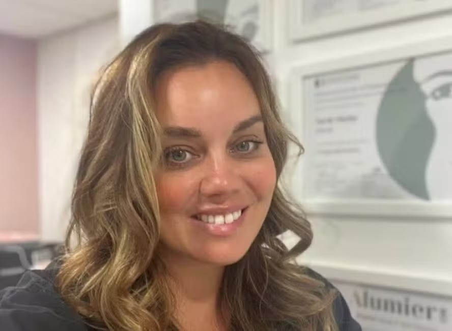 Mulher de 39 anos morre ao fazer discurso no enterro do sogro Sarah Healey sofreu infarto fulminante em cemitério na Inglaterra