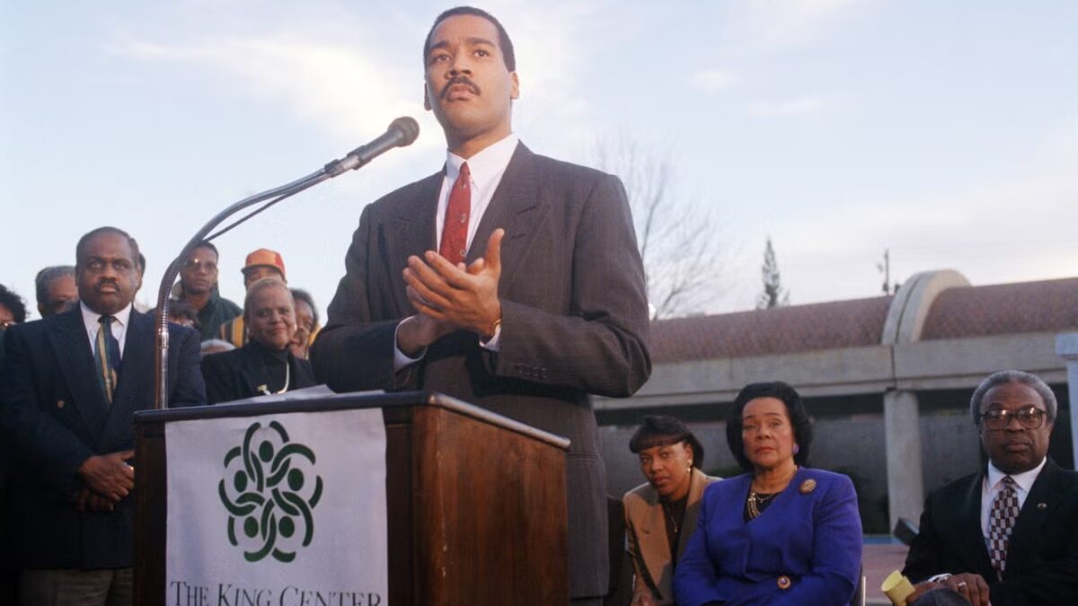 Filho mais novo de Martin Luther King Jr. morre aos 62 anos Dexter Scott King, terceiro filho de Martin Luther King lutava contra câncer