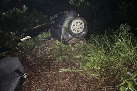 Imagem mostra o carro que ficou partido ao meio após acidente na GO-139.