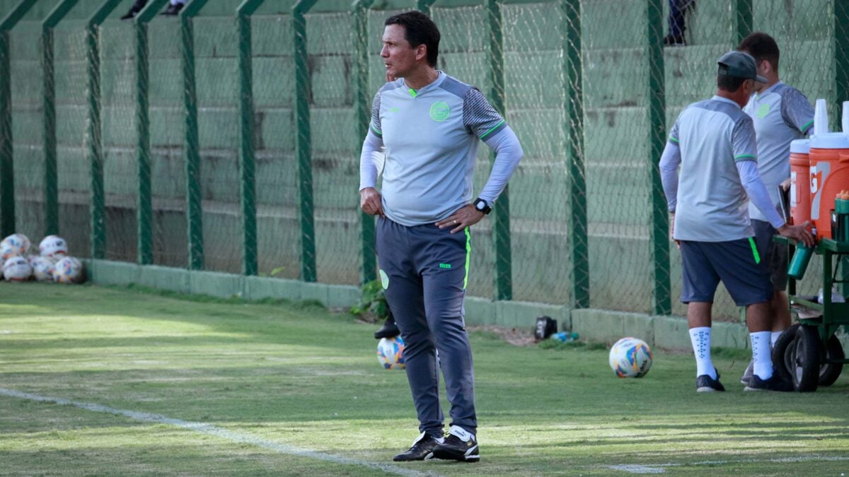 Zé Ricardo observando treino no CT Edmo Pinheiro