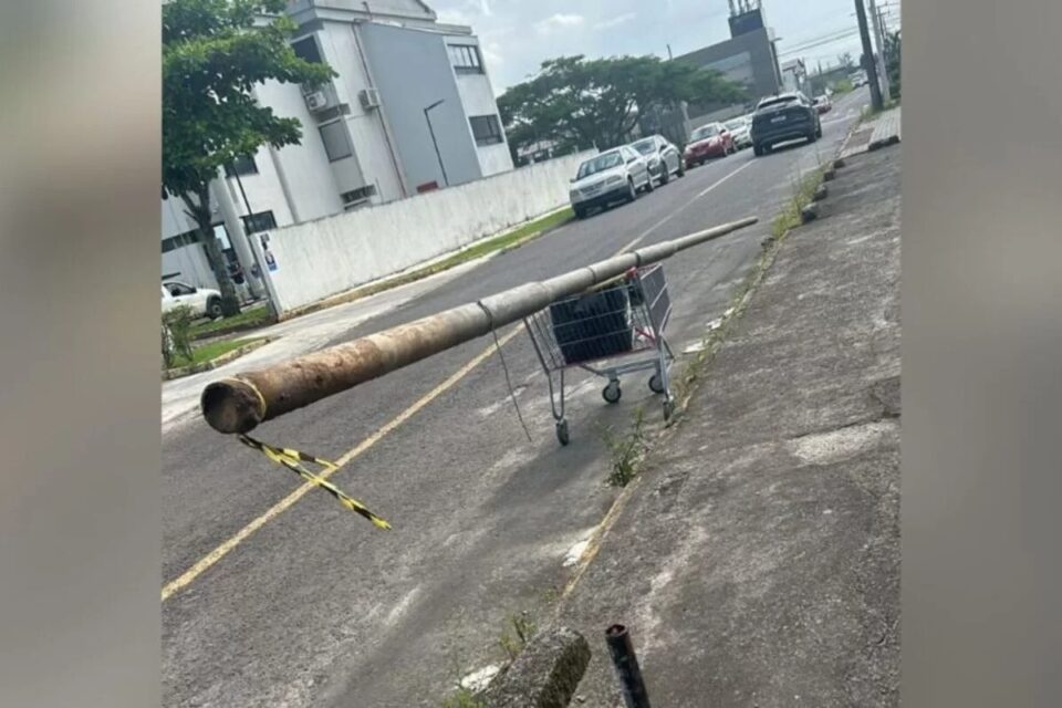 Homem é preso após ser pego transportando poste furtado em carrinho de supermercado Um segundo envolvido no crime conseguiu fugir da polícia