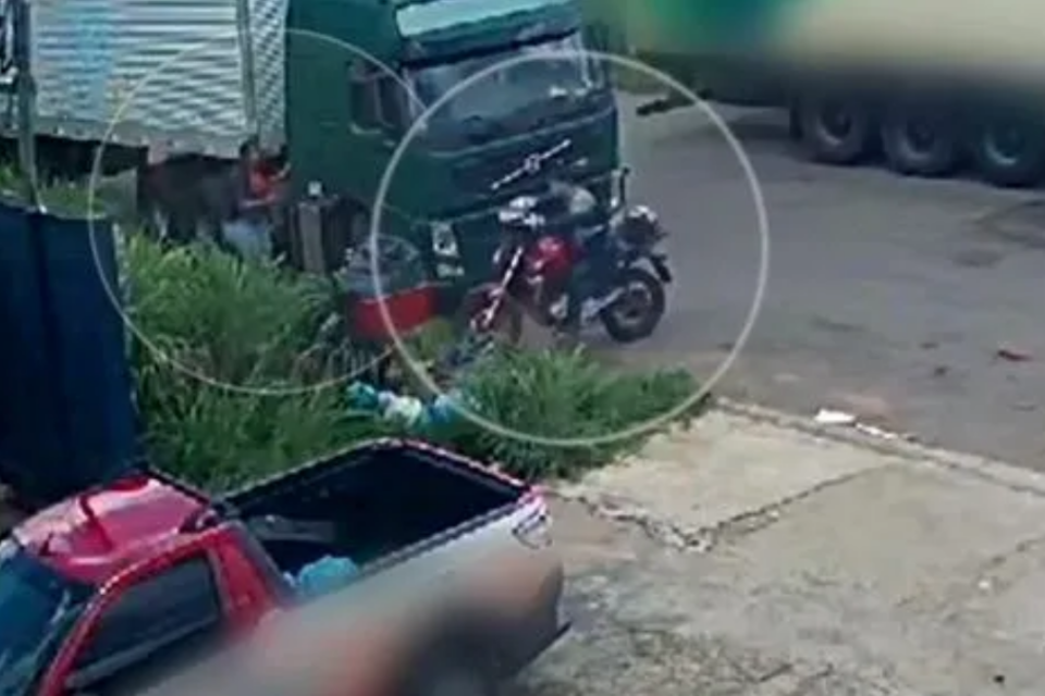 Mulher se esconde atrás de caminhão para não ser morta pelo ex-namorado, em Aparecida de Goiânia (Foto: Reprodução)
