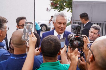 Governador Ronaldo Caiado concede entrevista coletiva (Foto: reprodução)