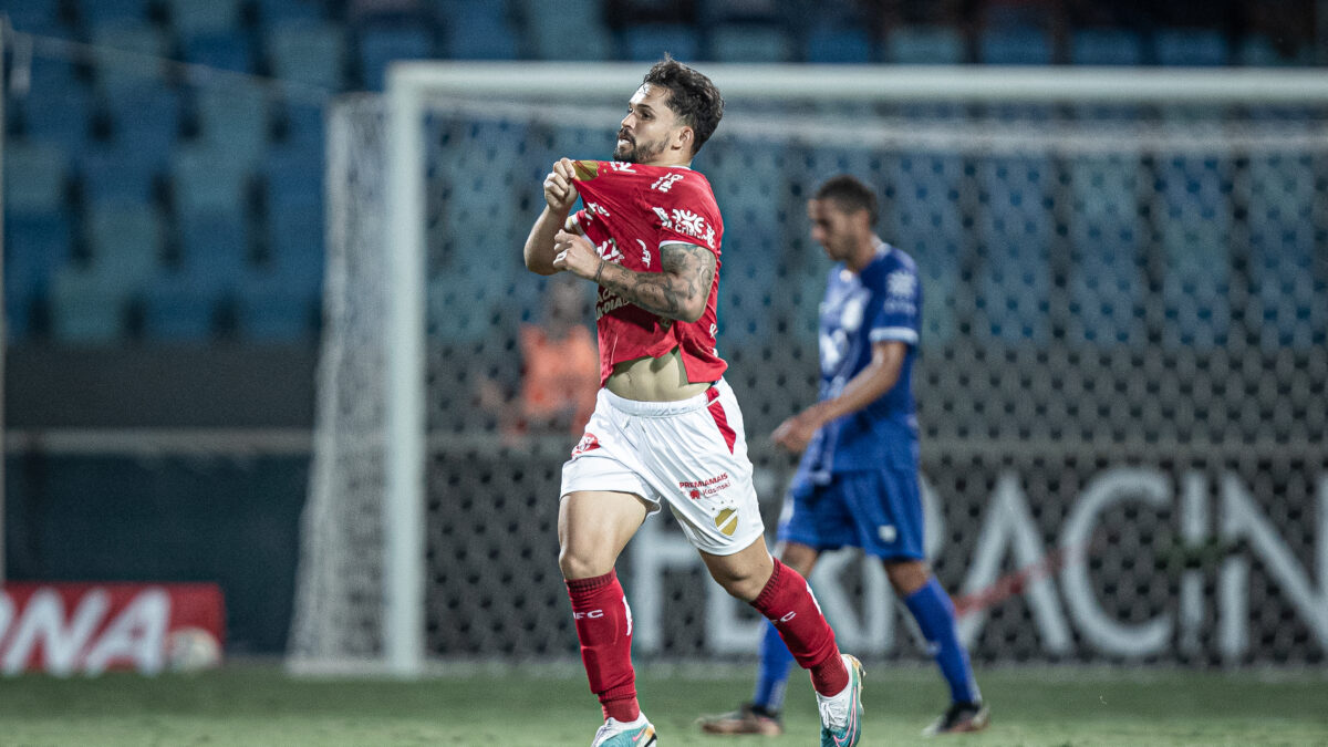 Alesson comemorando gol marcado pelo Vila Nova