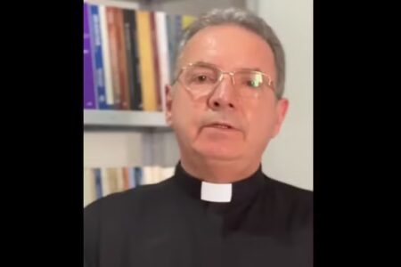 Padre pede desculpas após reclamar de decoração de casamento: ‘Deve ser um casal pobre’; vídeo Raimundo Diniz causou polêmica em Sergipe