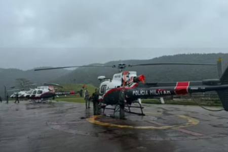 Corpos de vítimas de queda de helicóptero em SP foram retirados da área de mata (Foto: Reprodução/X)