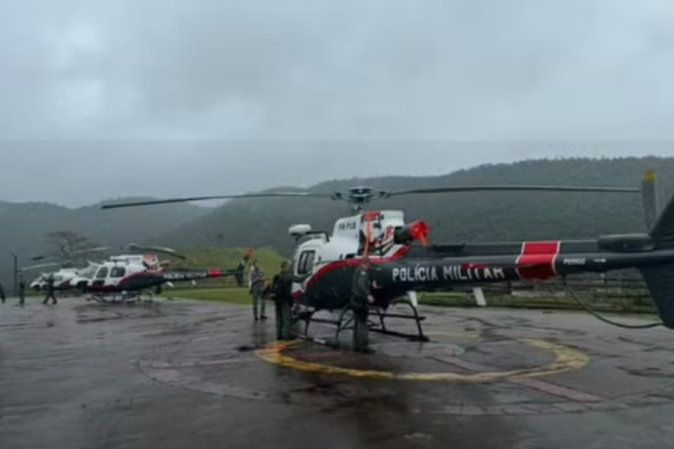 Corpos de vítimas de queda de helicóptero em SP foram retirados da área de mata (Foto: Reprodução/X)