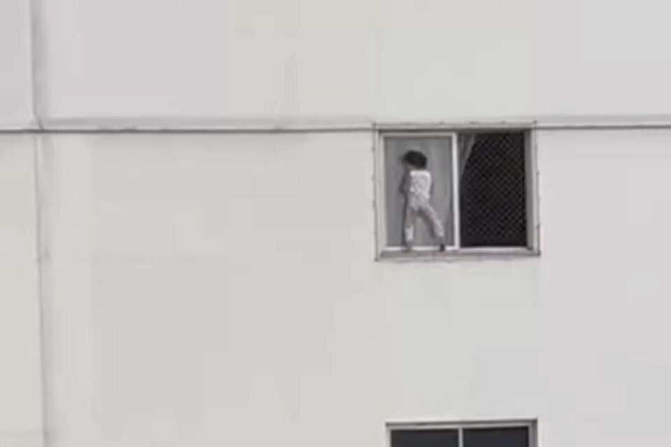 Criança é filmada “brincando” em tela de proteção de prédio no Setor Oeste, em Goiânia criança ficou no local por cerca de cinco minutos