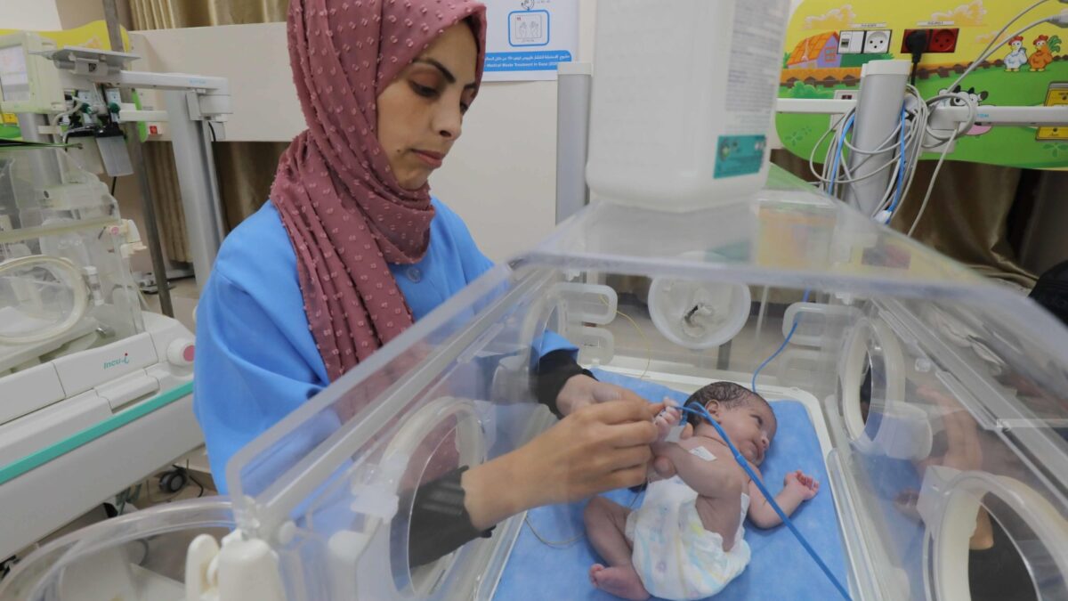 Bebê é resgatado do útero de morta em bombardeio israelense em Gaza Menino vai para adoção, pois todos os parentes foram mortos no ataque