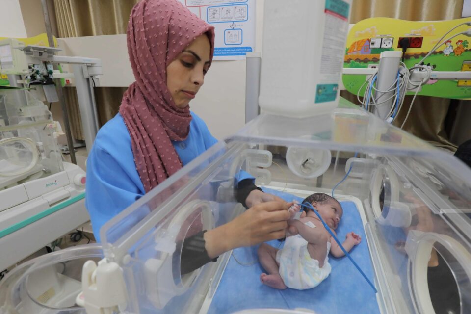Bebê é resgatado do útero de morta em bombardeio israelense em Gaza Menino vai para adoção, pois todos os parentes foram mortos no ataque