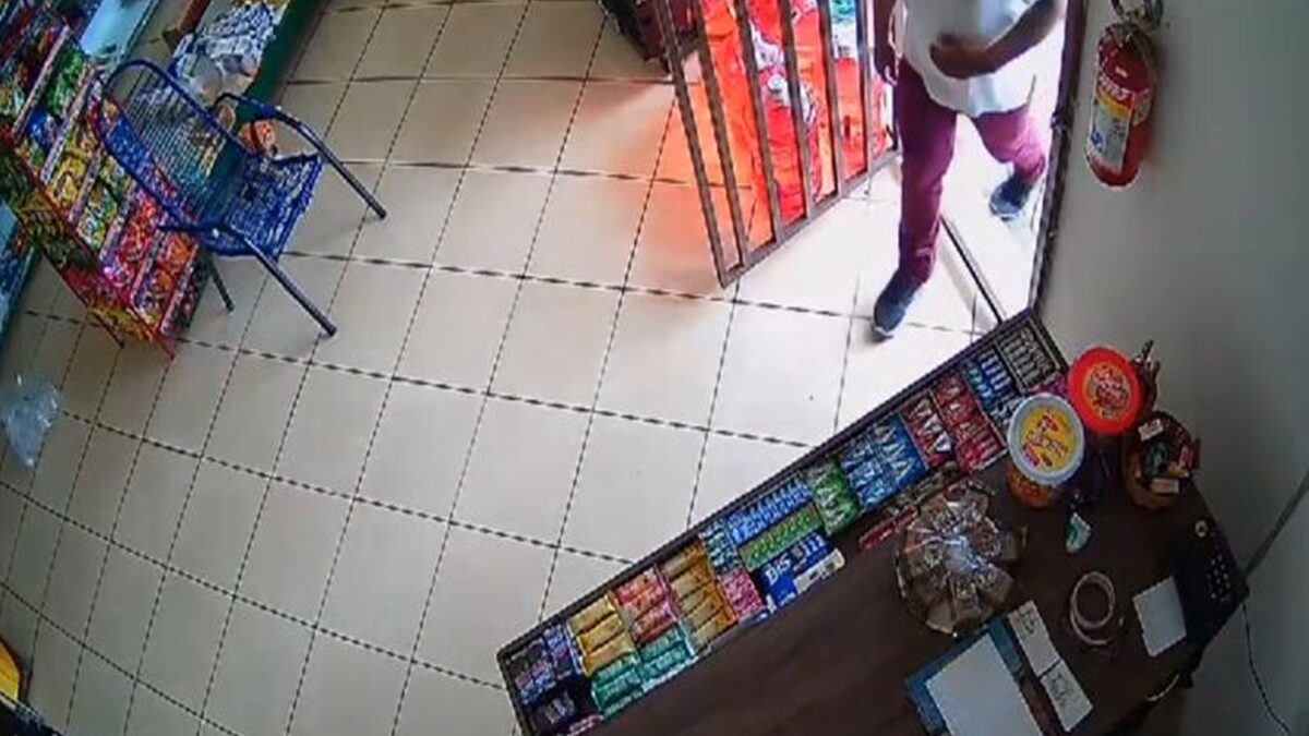 Imagem mostra homem que foi preso por agredir idosa em Goiânia entrando na mercearia da vítima.