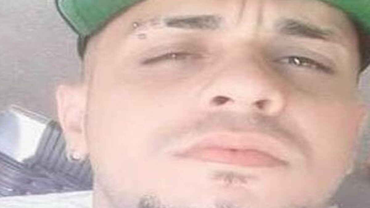 Homem assassinado na frente da esposa e da filha em Aragarças aparece usando boné. Ele utiliza brinco e piercing.