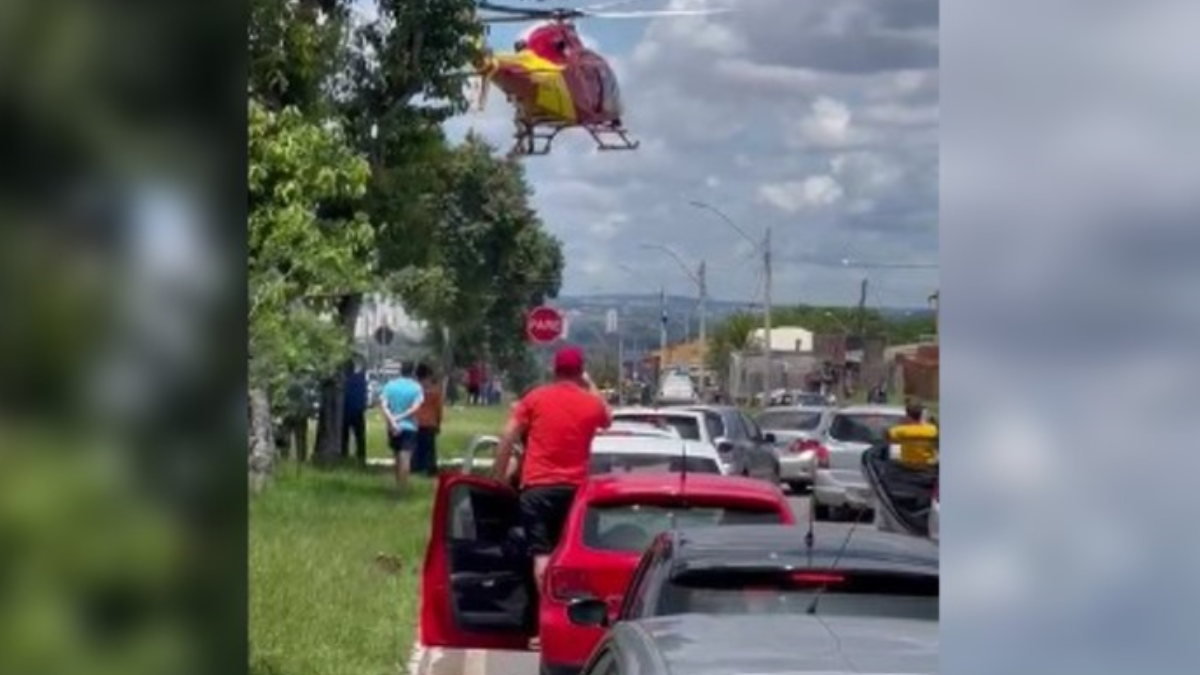Helicóptero dos bombeiros transporta criança que se afogou (Foto: Reprodução)