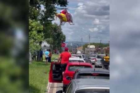 Helicóptero dos bombeiros transporta criança que se afogou (Foto: Reprodução)