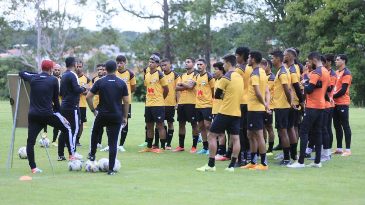 Jogadores do Goiânia durante treinamento