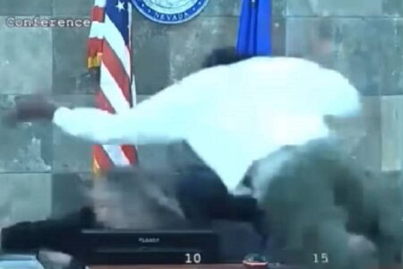 Homem ataca juíza nos EUA após ser condenado por agressão; vídeo Réu se revolta após ter pedido de pagamento de fiança negado