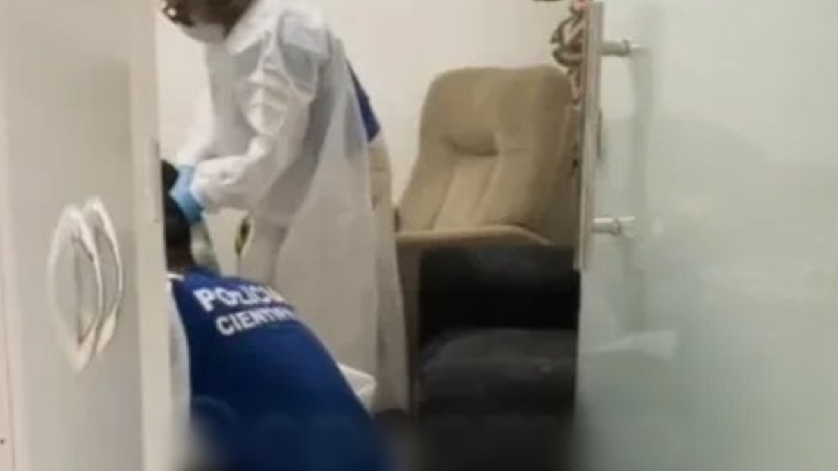Polícia científica pericia local após morte causada por lixo (Foto: Reprodução)
