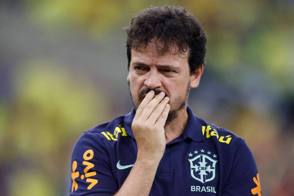 Fernando Diniz durante partida entre Brasil e Argentina no Maracanã. Foto: Daniel Ramalho - AFP