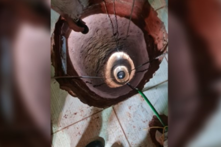 Buraco cavado dentro de casa por idoso que sonhou com tesouro (Foto: Bombeiros/Minas Gerais)