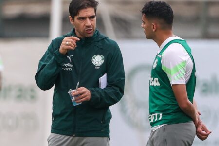 Abel Ferreira conversando com Bruno Rodrigues