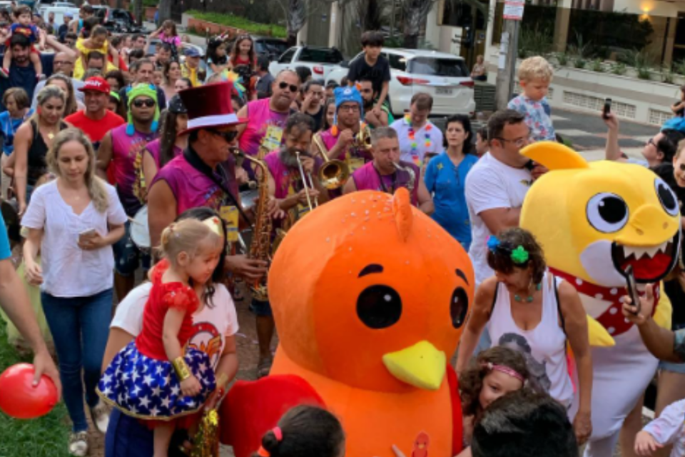 Carnaval para crianças e pais acontece no Setor Bueno, em Goiânia (Foto Carnamirim)