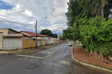 Criança e pai são baleados dentro de casa em Goiânia Caso aconteceu na Vila Maria Luísa Criança e pai são baleados