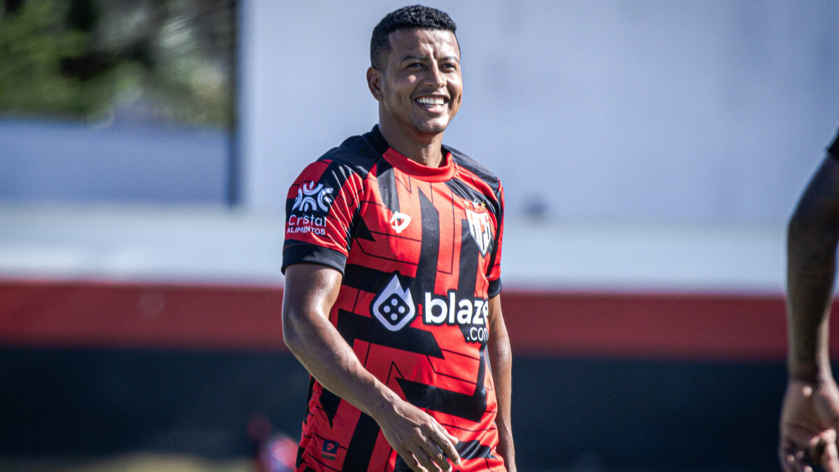 Maguinho sorrindo durante treino
