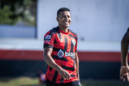 Maguinho sorrindo durante treino