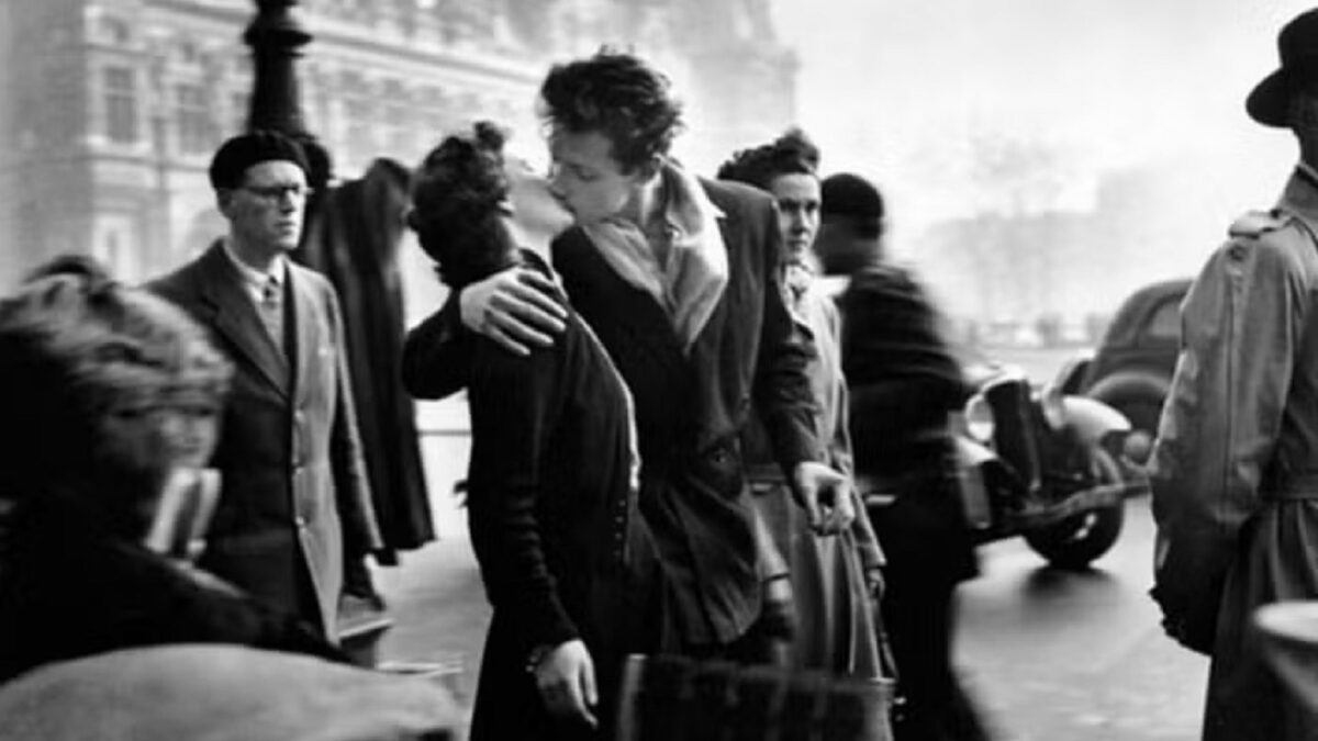 'O beijo no Hôtel de Ville', fotografia tirada por Robert Doisneau em Paris, 1950 — Foto: Robert Doisneau
